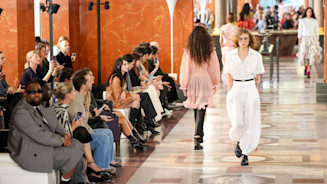 Paris Fashion Week SS26: Louis Vuitton, un viaggio andata-ritorno nello stile di Anna d’Austria