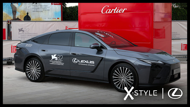 Nuova Lexus ES protagonista al Lido: tra sogno, cinema e silenziosa eleganza 