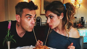 Robbie Williams e Ayda Field, "15 foto per 15 anni" di matrimonio