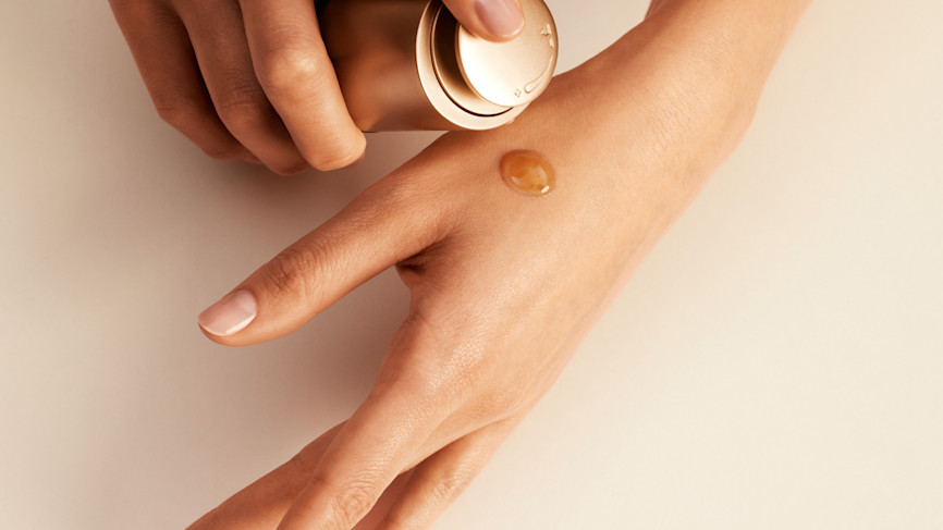 Double Serum di Clarins ha una texture sensoriale dal delicato aroma floreale Double Serum di Clarins ha una texture sensoriale dal delicato aroma floreale