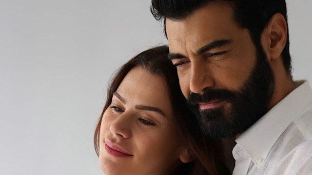 Murat Ünalmış, i teneri auguri di anniversario alla moglie 