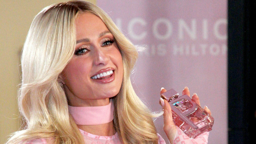 Paris Hilton posa con il profumo