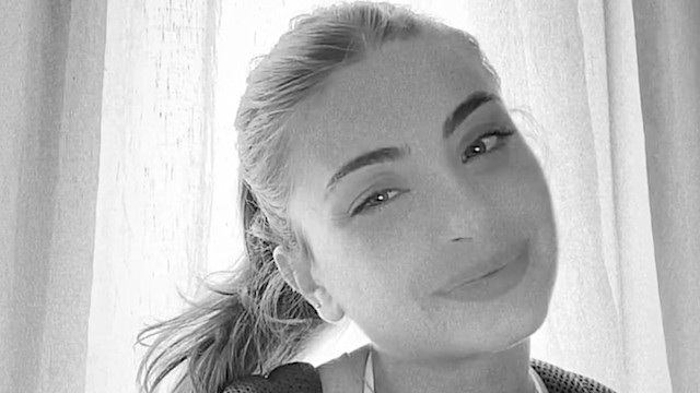 Emma Muscat canta al pianoforte con la figlia Mila Rae