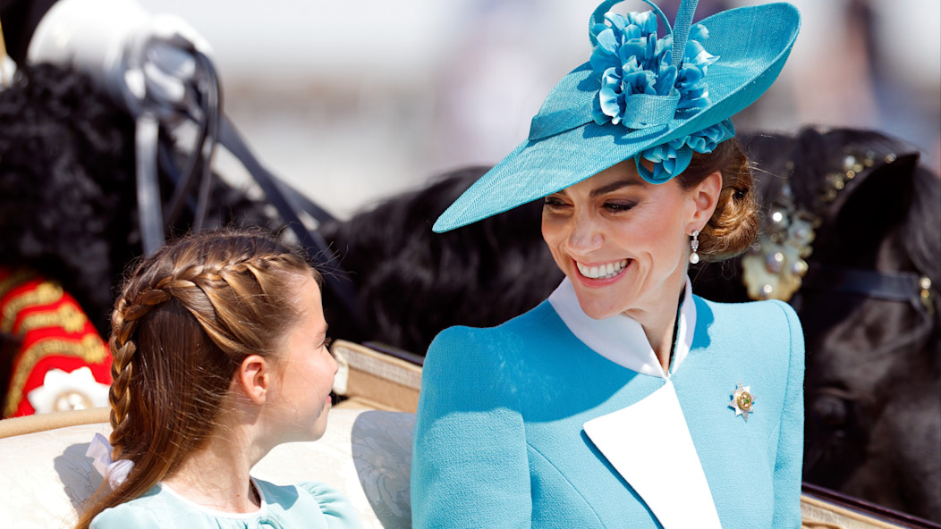 La Principessa del Galles, Catherine Middleton, con la figlia Charlotte, partono da Buckingham Palace a bordo di una carrozza trainata da cavalli Ascot Landau, al Trooping The Color il 14 giugno 2025