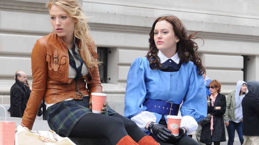 Blake Lively e Leighton Meester nei panni di Serena van der Woodsen e Blair Waldorf, durante le riprese di Gossip Girl, a New York City, nel 2008