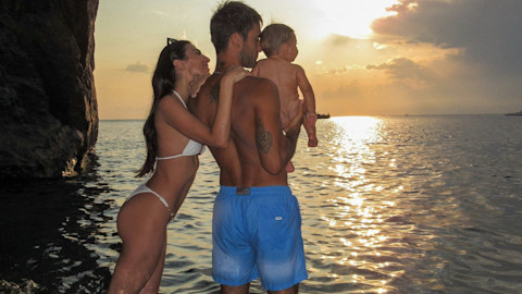 Giulia Salemi e Pierpaolo Pretelli, gli scatti al mare con il figlio Kian