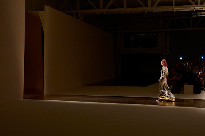 Milano Fashion Week SS26: Roberto Cavalli, il bagliore dell’oro come simbolo di regalità  