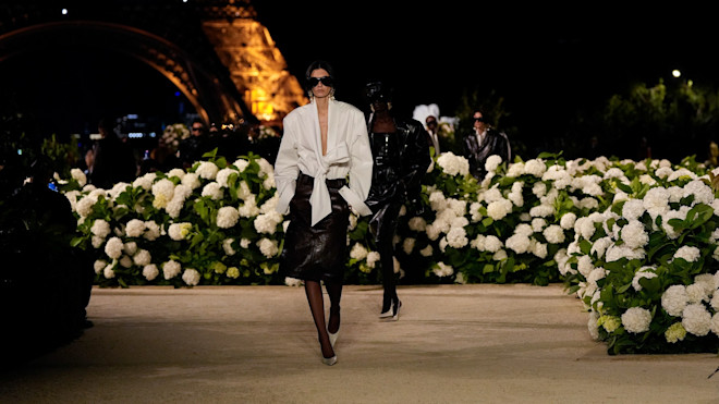 Paris Fashion Week SS26: Saint Laurent, quando la femminilità è decisa e seducente