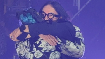 Loredana Bertè, l'abbraccio con Renato Zero