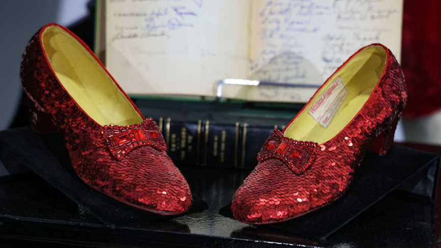 Le scarpette rosse indossate da Ruby ne Il Mago di Oz al Solange Azagury-Partridge nel 2011, a Beverly Hills, California Le scarpette rosse indossate da Ruby ne Il Mago di Oz al Solange Azagury-Partridge nel 2011, a Beverly Hills, California