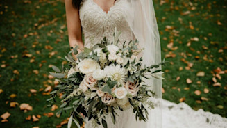 Bouquet da sposa autunnali: tra foliage, bacche e...addio total white!