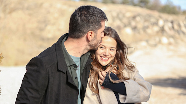 Aras Aydın (Nuh Çakırça) e Leyla Tanlar (Sevilay) in una scena di La notte nel cuore