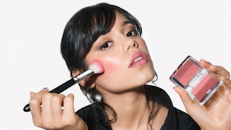 Blush in polvere, come utilizzarlo per un effetto naturale e long-lasting 