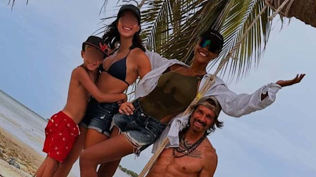 Edoardo Stoppa e Juliana Moreira puliscono la spiaggia insieme ai figli