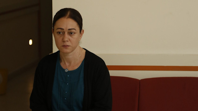 Hatice in una scena de La forza di una donna