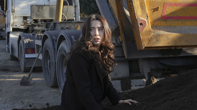 Feyza Sevil Güngör (Oylum Yenersoy) in una scena di Tradimento
