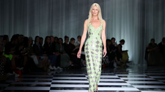 Claudia Schiffer compie 55 anni: cosa fa oggi la top model musa di Karl Lagerfeld