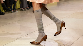 Calzini e tacchi: il trend moda per l'autunno da non perdere