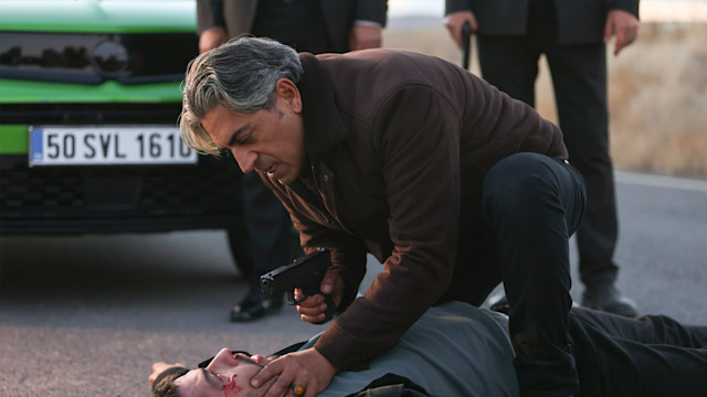 Bülent Polat (Bünyamin) e Aras Aydın (Nuh Çakırça) in una scena di La notte nel cuore
