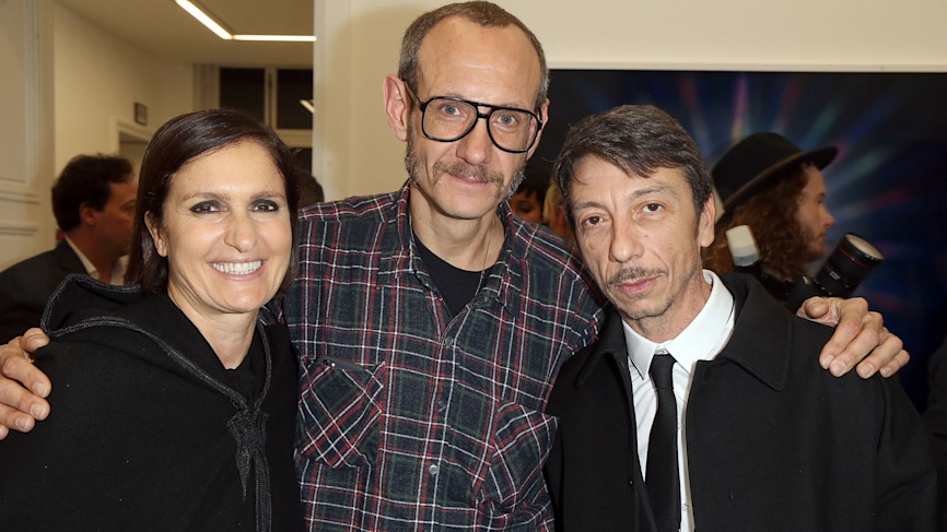Pierpaolo Piccioli e Maria-Grazia Chiuri insieme al fotografo Terry 