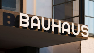 L’edificio che ospitava la famosa scuola del Bauhaus compie 100 anni
