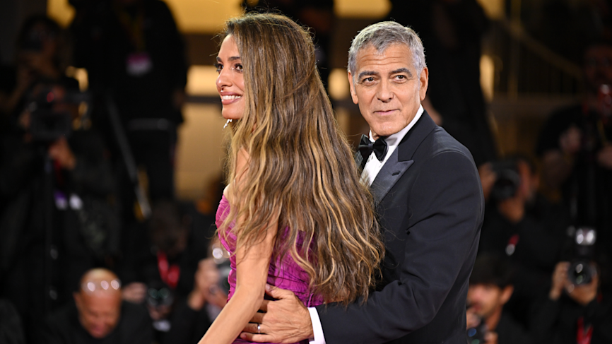 Amal e George Clooney sul tappeto rosso del Festival per il film Jay Kelly