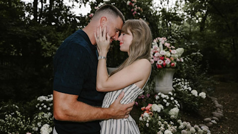 Taylor Swift sposerà Travis Kelce: l'annuncio sui social