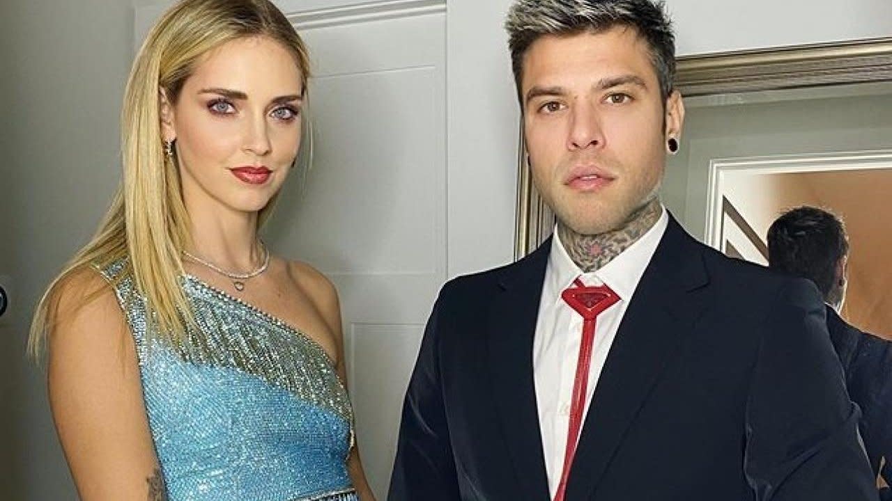 Fedez regala 1000 euro a cinque sconosciuti per Natale Fedez regala 1000 euro a cinque sconosciuti per Natale