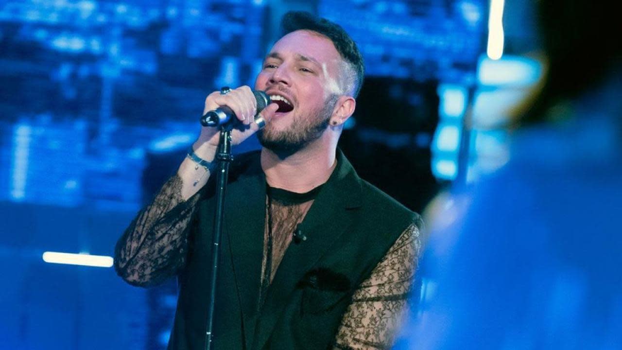 Antonino canta in anteprima sia