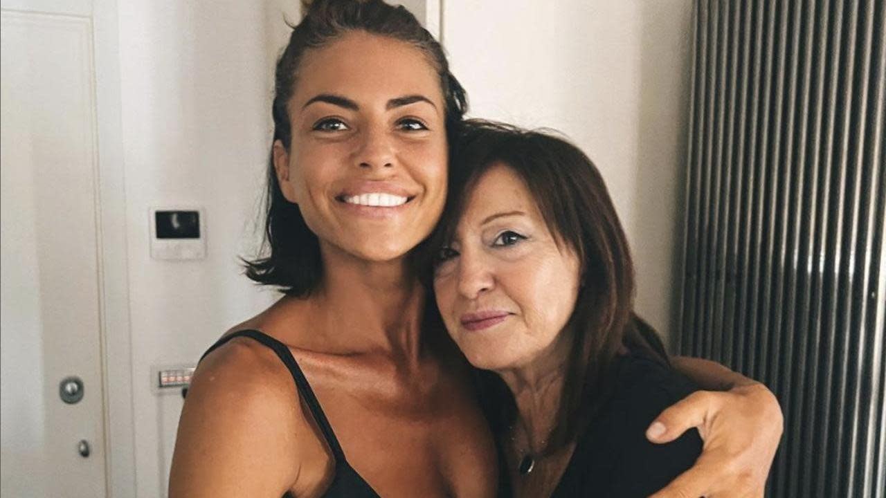 Pamela Camassa, la foto con la mamma | Mediaset Infinity