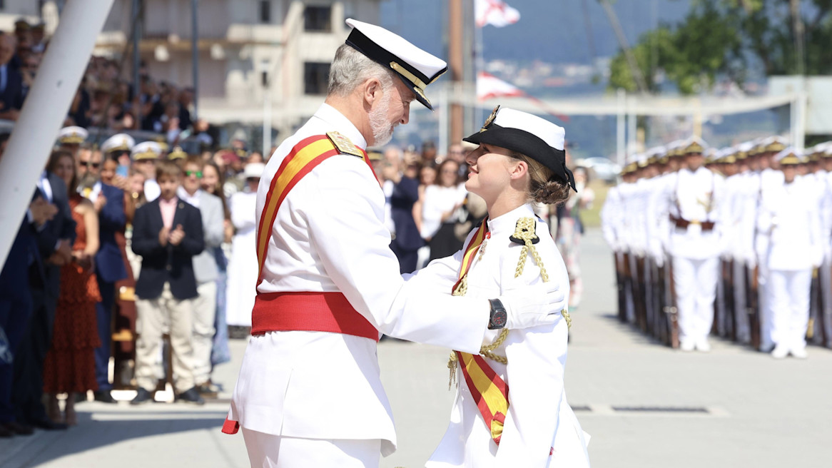  Leonor di Spagna conclude l'Accademia Navale: l'abbraccio con il papà